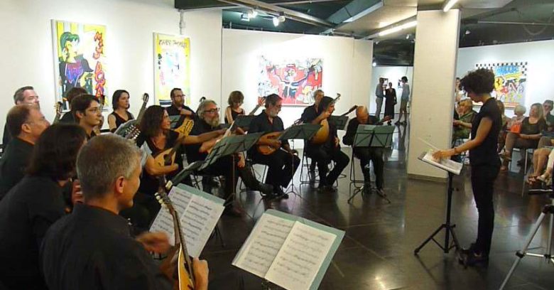 Presentazione del terzo numero del magazine Eudonna presso MICRO|Arti Visive, 26 giugno 2017, il folto pubblico assiste al concerto dell'Orchestra Mandolinistica Romana diretta dalla Maestra di musica Teresa Fantasia