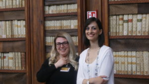 Ilaria Vercillo e Martina Pugliesi, curatrici della mostra di manoscritti rari alla Biblioteca Casanatense.