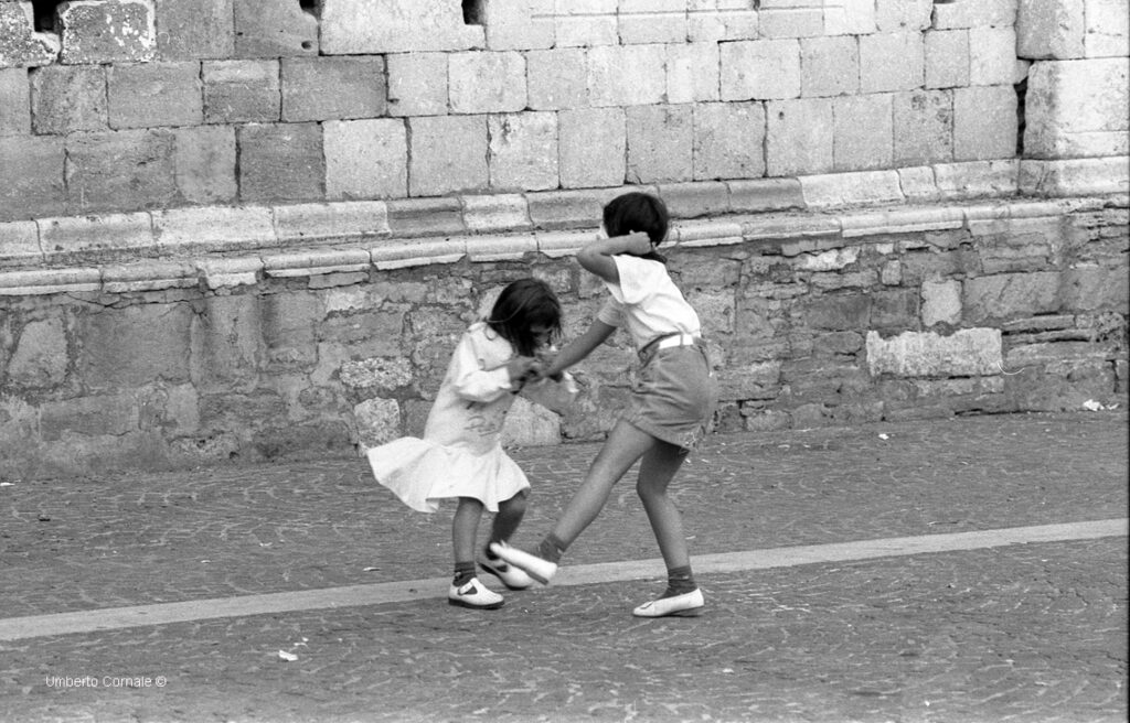 Umberto Cornale, bambini che giocani, Posophia, Maria Grazia Masella, Il Sextante